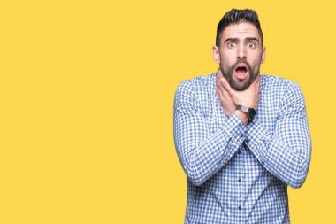 Genç yakışıklı adam üzerinde arka plan bağırarak izole ve çünkü boğmak acı kendi ellerimle öldürürüm. Sağlık sorunu. Yaralarından ve intihar kavramı.