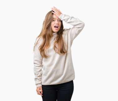 Genç güzel esmer kadın giyiyor boğazlı kazak izole arka kafasına hata için el ile sürpriz üzerinde hata hatırlıyorum. Unuttum, kötü bellek kavramı.