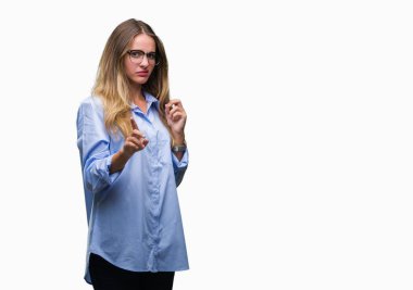 İzole arka plan üzerinde gözlüklü genç güzel sarışın iş kadını tiksinti ifadesi, memnun ve korkulu tiksinti yüz yapıyorsun çünkü nefret tepki. Elleriyle kaldırdı. Sinir bozucu kavramı.