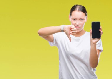 Genç güzel beyaz kadın Smartphone ekran kızgın yüzü, eksi işareti aşağı antipati başparmak ile gösterilen, ret kavramı ile izole arka plan üzerinde gösterilen