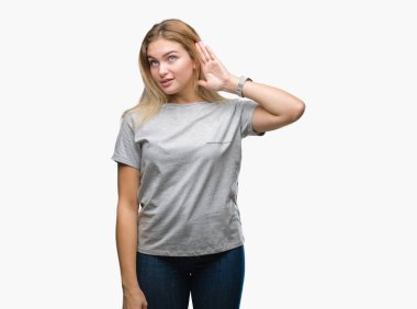 Bir işitme söylenti ya da dedikodu için dinleme kulak üzerinde el ile gülümseyen izole arka plan üzerinde beyaz kadın. Sağırlık kavramı.