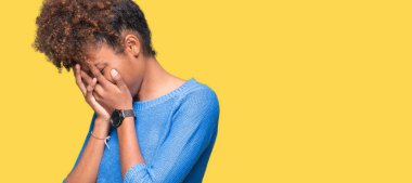 Güzel genç Afro-Amerikan kadın ağlayarak süre elleriyle yüzünü kapsayan üzgün ifade ile izole arka plan yüzünden. Depresyon kavramı.