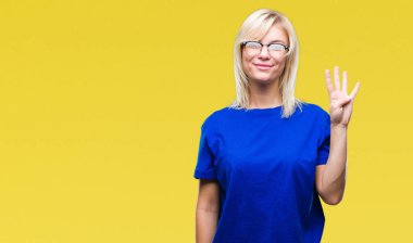 Genç güzel sarışın kadın gözlük gösterilen ve parmakları ile işaret izole arka plan üzerinde dört kendinden emin ve mutlu gülümseyerek iken numara.