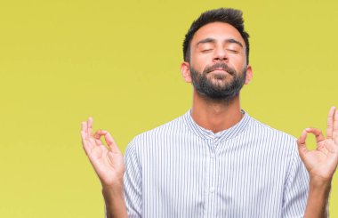 İzole arka plan yetişkin İspanyol adam rahatla ve gülümseyen gözlerle kapalı parmak jestle meditasyon yapıyor. Yoga kavramı.