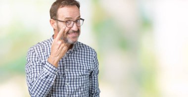 Yakışıklı orta yaş zarif komuta sizde gözlük izole üzerinde arka plan işaret jest göz izlemek için şüpheli ifade