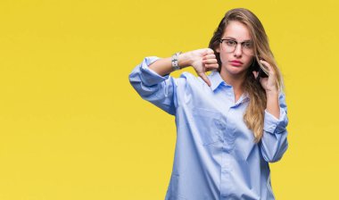 Kızgın yüz, eksi işareti aşağı antipati başparmak ile gösterilen, ret kavramı ile arka plan üzerinde Smartphone kullanarak arama genç güzel sarışın iş kadını izole