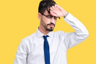 Üzerinde gözlük takan genç yakışıklı iş adamı izole arka plan hastalık ve ateş, grip ve soğuk, virüs hasta için alın dokunmadan