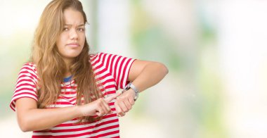 Acele işaretleme izlemek için zaman, sabırsızlık, üzgün ve kızgın son tarih gecikme için izole arka plan üzerinde tişört giyen genç güzel esmer kadın çizgili