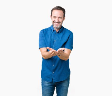 Yakışıklı orta yaş zarif üst düzey adam izole alma veya jest vererek birlikte el avuç içi ile gülen arka plan. Ayrı tutma ve koruma