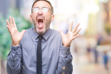 Orta yaş ağarmış üst düzey iş adamı izole arka plan çılgın ve kızgın bağırarak ve agresif ifade ve silah kaldırdı bağırmaya üzerinde gözlük takıyorum. Hayal kırıklığı kavramı.