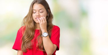 Genç güzel esmer kadın stresli ve gergin ile izole arka plan üzerinde kırmızı t-shirt giyen tırnak ısırma dudaklarından eller. Anksiyete sorunu.