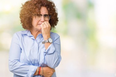 Stresli ve gergin elle çivi ısırma ağzına bakarak izole arka plan üzerinde gözlük giyen güzel orta ager üst düzey businees kadın. Anksiyete sorunu.