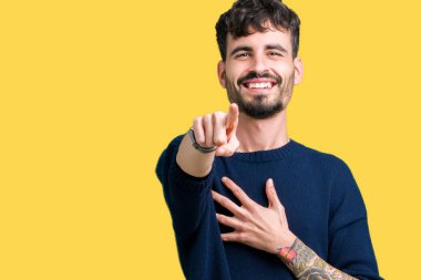 İzole genç yakışıklı adam arka plan sizin parmak el kamerasıyla göğüs üzerinde utanç ifadesi işaret eden gülme