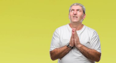 Yalvarıyor ve umut ifade yüzünde çok duygusal ve endişe ile birlikte elleriyle dua izole arka plan üzerinde yakışıklı komuta sizde. Bağışlanmak. Din kavramı.