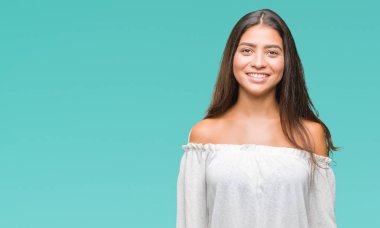 İzole arka plan ile bir mutlu ve güzel genç güzel Arap kadın yüzündeki gülümseme. Şanslı kişi.