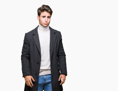 Zarif delikanlı izole arka plan üzerinde kış palto giyiyor depresif ve kızgın ve korkmuş ağlıyor sıkıntı için endişeleniyorum. Üzgün ifade.