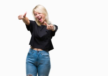 Genç güzel sarışın kadın el ile pozitif jest yapıyor onaylama izole arka plan üzerinde başparmak gülümseyen ve başarı için mutlu. Kamera, kazanan jest arıyorsunuz.