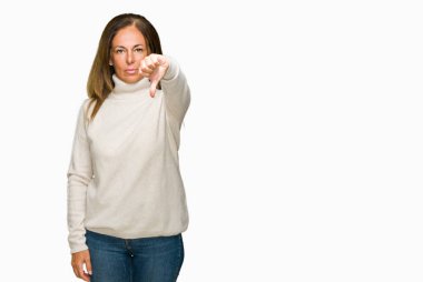 Mutsuz ve kızgın ret gösterilen ve başparmak aşağı hareketi ile negatif seyir izole arka plan üzerinde kış kazak giyen güzel orta yaş yetişkin kadın. Kötü ifade.