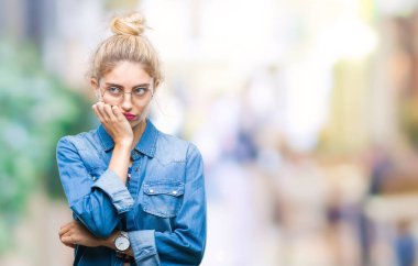 Seyir yorgun ve bıkkın ile depresyon sorun Çapraz kollar ile izole arka plan düşünme üzerinde gözlük takan genç güzel sarışın kadın.