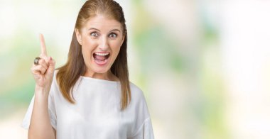 Orta yaş olgun güzel kadın başarılı fikirle parmağı yukarıyı izole arka plan yüzünden. Çıktıktan ve mutlu. Bir numara.