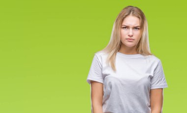 İzole arka plan şüpheci ve sinir, papatyanın üzgün sorun nedeniyle genç beyaz kadın. Negatif kişi.