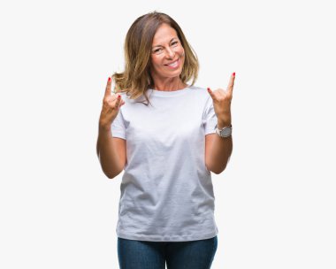 Orta yaş üst düzey İspanyol kadın deli ifade rock simge elle yapıyor ile bağırarak izole arka plan yüzünden. Müzik yıldızı. Ağır kavramı.
