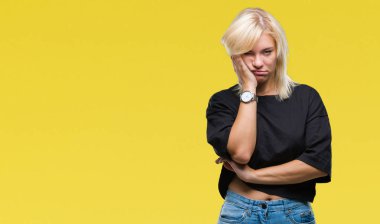 İzole arka plan düşünme seyir üzerinde genç güzel sarışın kadın yorgun ve sıkılmış çapraz silah depresyon sorunları ile.