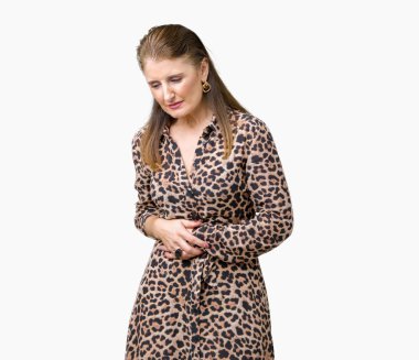 Üzerinde leopar elbise giyen güzel orta yaş olgun zengin kadın izole mide üzerinde el ile arka plan çünkü mide bulantısı, ağrılı hastalık hasta hissediyor. Ağrısı kavramı.