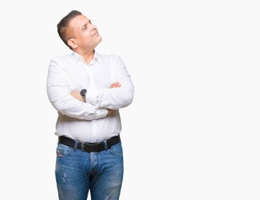 İkna ve kendine güvenen orta yaş Arap zarif adam tarafına silahlarla seyir gülümseyen izole arka plan üzerinde çarpı işareti