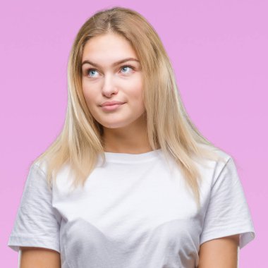 Görünümlü yan ve dik dik bakma uzağa düşünce gülümseyen izole arka plan üzerinde beyaz kadın.