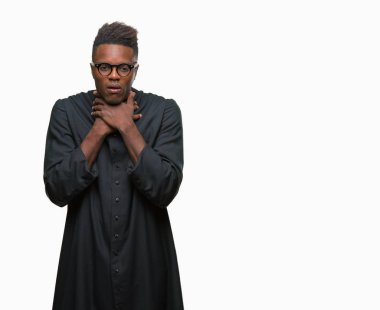 Genç Afrikalı-Amerikalı rahip adam izole arka plan bağırarak üzerinde ve çünkü boğmak acı kendi ellerimle öldürürüm. Sağlık sorunu. Yaralarından ve intihar kavramı.