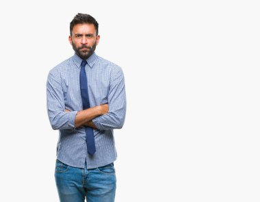 Yetişkin İspanyol iş adamı izole arka plan şüpheci ve sinir, onaylamayan ifade yüz çapraz kolları üzerinde. Negatif kişi.