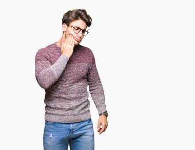 Diş ağrısı veya dişlerde dişlerle ilgili hastalık nedeniyle ağız acı ifadesi ile el ile dokunmak izole arka plan üzerinde gözlük takan yakışıklı delikanlı. Diş hekimi kavramı.