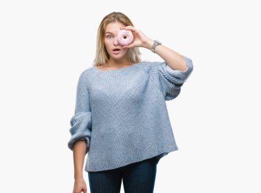 İzole arka şok sürpriz yüzü, korkuyor ve korku ifadesi ile heyecanlı olan korkmuş üzerinde tatlı çörek yiyen genç kafkas kadın