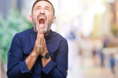 Orta yaş yalvarıyor ve umut ifade yüzünde çok duygusal ve endişe ile birlikte elleriyle dua izole arka plan üzerinde ağarmış komuta sizde. Bağışlanmak. Din kavramı.