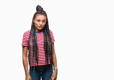 Genç Yüzünde ciddi bir ifade ile izole arka plan üzerinde saç Afro-Amerikan Kız örgülü. Basit ve doğal kameraya bakıyor.