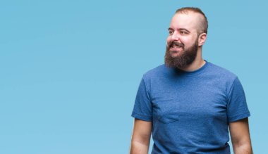 İzole arka plan uzak tarafına gülümseme ile yüzünde, doğal ifade seyir üzerinde genç beyaz hipster adam. Kendine güvenen gülüyor.