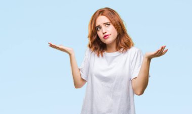 İzole arka plan clueless ve şaşkın bir ifadeyle kollar ve eller kaldırdı genç güzel kadın. Şüphe kavramı.