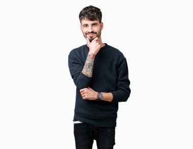 Yakışıklı delikanlı emin çapraz kollar ve çeneme kaldırdı el ile gülümseme ile kameraya bakarak izole arka plan üzerinde. Pozitif düşünce.