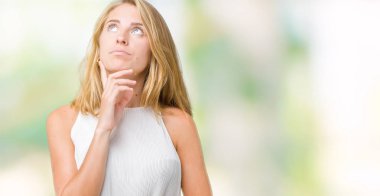 Güzel genç zarif kadın elle çene düşünme hakkında soru, dalgın ifade izole arka plan yüzünden. Düşünceli yüzüyle gülümsüyor. Şüphe kavramı.