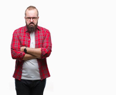 İzole arka plan şüpheci ve çapraz kolları olan yüzündeki gergin, onaylamayan ifade gözlüklü Genç beyaz hipster adam. Negatif kişi.