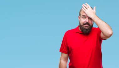İzole arka kafasına hata için el ile sürpriz üzerinde kırmızı gömlek giyen genç beyaz hipster adam hata hatırlıyorum. Unuttum, kötü bellek kavramı.