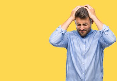 Yakışıklı delikanlı çünkü umutsuz ve stresli baş ağrısı acı izole arka plan üzerinde ağrı ve migren. Ellerini kafasına.