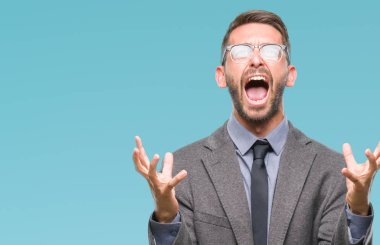 Genç yakışıklı iş adamı izole arka plan çılgın ve kızgın bağırarak ve agresif ifade ve silah kaldırdı bağırıyor. Hayal kırıklığı kavramı.