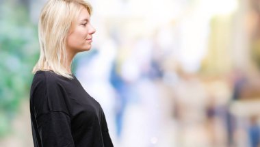 İzole arka tarafına, arayan genç güzel sarışın kadın dinlenmek doğal yüz emin gülümseme ile pozuyla profili.