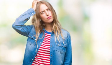 İzole arka plan üzerinde sarışın güzel genç kadın yanıltır ve soru hakkında merak ediyorum. Şüphe, kafasına el ile düşünme ile belirsiz. Dalgın kavramı.