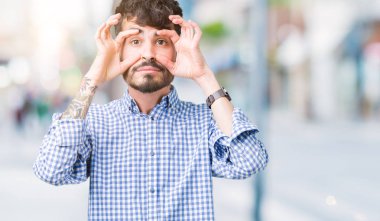 Genç yakışıklı iş adamı ile parmak, Uykulu ve sabah yorgunluk için yorgun gözlerini açmaya çalışırken izole arka plan üzerinde