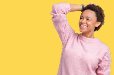 Güzel genç Afro-Amerikan kadın hareketi el ile kendine güvenen dokunaklı saç gülümseyerek, çekici poz izole arka plan üzerinde