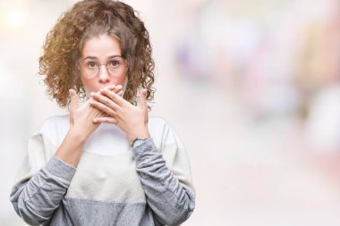 Güzel esmer kıvırcık saçlı Genç kız üzerinde gözlük takan arka plan ağız hata için elleriyle kapsayan şok izole. Gizli kavramı.
