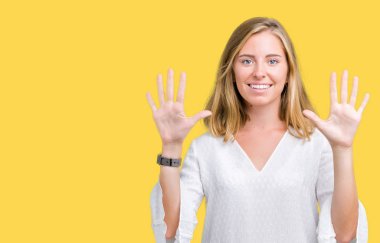 Gösterilen ve parmakları ile işaret izole arka plan güzel genç zarif kadın kendinden emin ve mutlu gülümseyerek süre on numara.